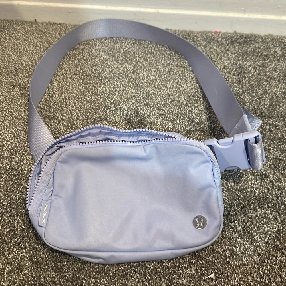 COPY - lululemon belt bag